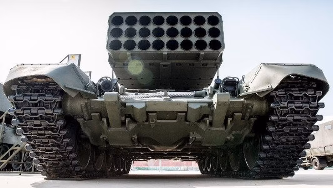 TOS-3 sự kết hợp giữa khung gầm của TOS -1 Solntsepek (nghĩa là khung gầm của xe tăng T-72) và bệ phóng từ TOS-2 Tosochka - đây là một hệ thống có tầm bắn khoảng 15 km (mặc dù một số chuyên gia người Nga cho rằng con số lên tới 25 km).
