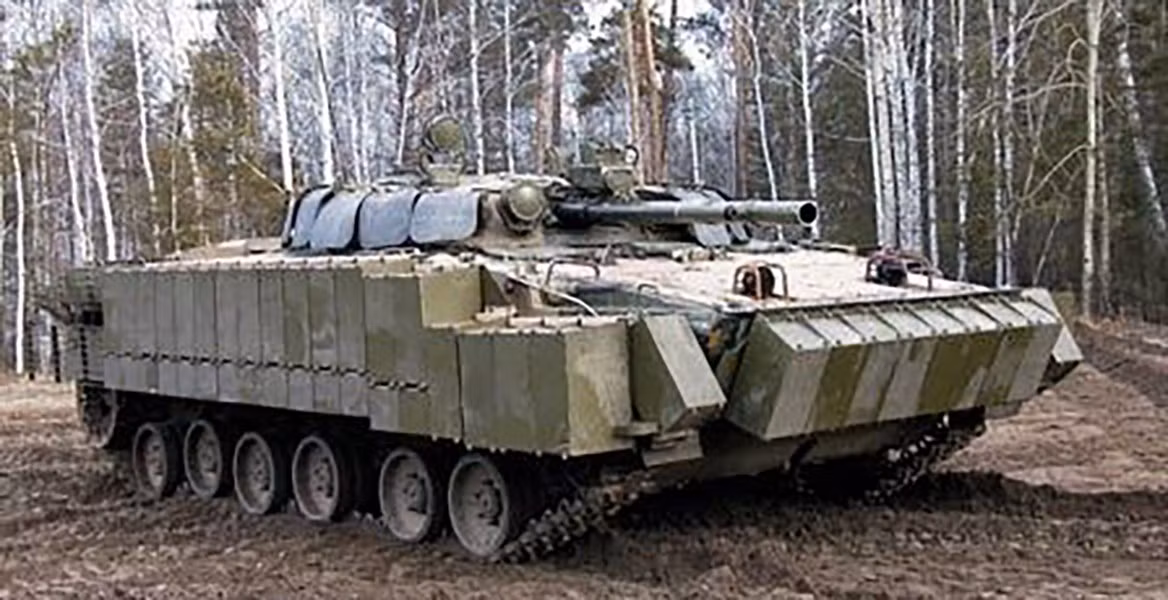 Có thể dễ dàng nhận thấy, biến thể này đã được trang bị một lớp giáp phản ứng nổ nhằm tăng cường khả năng sống sót trên chiến trường.