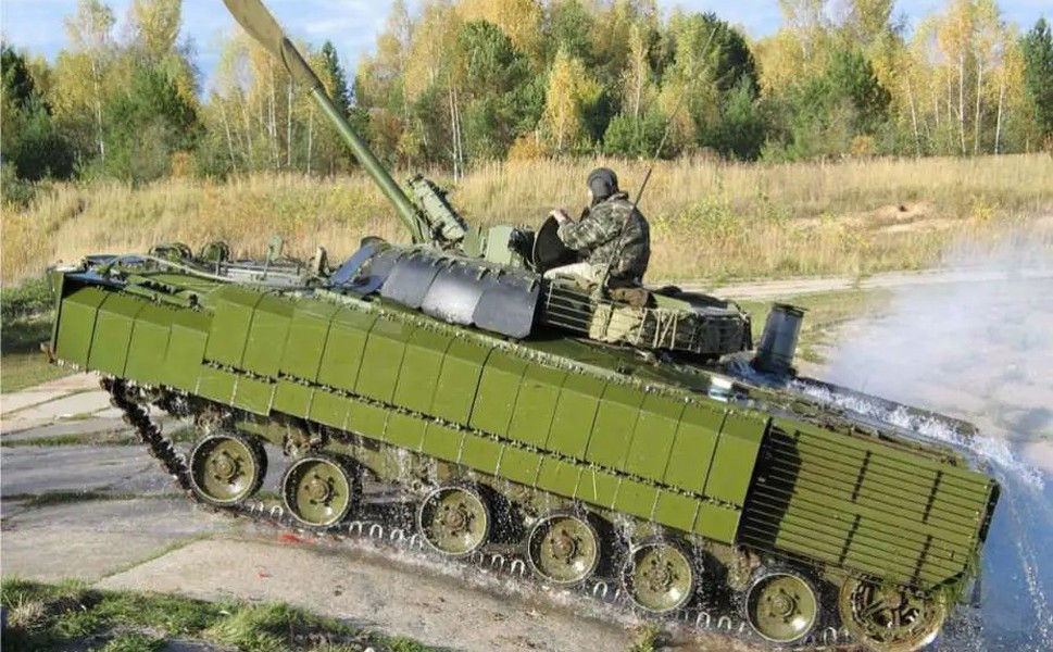 Các khối giáp phản ứng nổ ERA được xếp kín quanh xe.