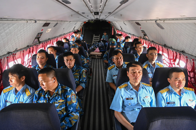 Sau khi dỡ hàng hóa xuống sân bay Điện Biên, C-295 tiếp tục đón các cán bộ, chiến sĩ lên trước đó quay về đơn vị để tiếp tục làm nhiệm vụ.