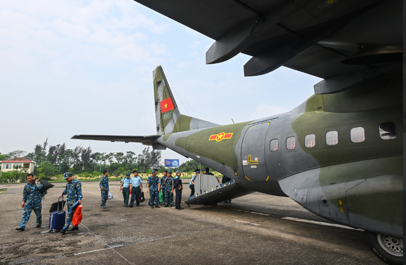 Chiếc vận tải C-295 đáp xuống sân bay Điện Biên sau khoảng một giờ cất cánh trong tiết trời đẹp và quang mây.