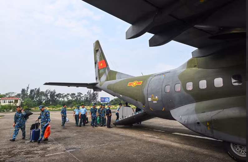 Chiếc vận tải C-295 đáp xuống sân bay Điện Biên sau khoảng một giờ cất cánh trong tiết trời đẹp và quang mây.