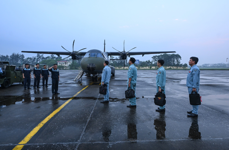 Phi đội làm thủ tục tại sân bay trước khi cất cánh. Trung tá Nguyễn Đắc Quang, Phó phi đội trưởng Phi đội 1, Lữ đoàn Không quân 918 cho biết, đây là lần đầu tiên C-295 đến sân bay Điện Biên để làm nhiệm vụ đặc biệt.
