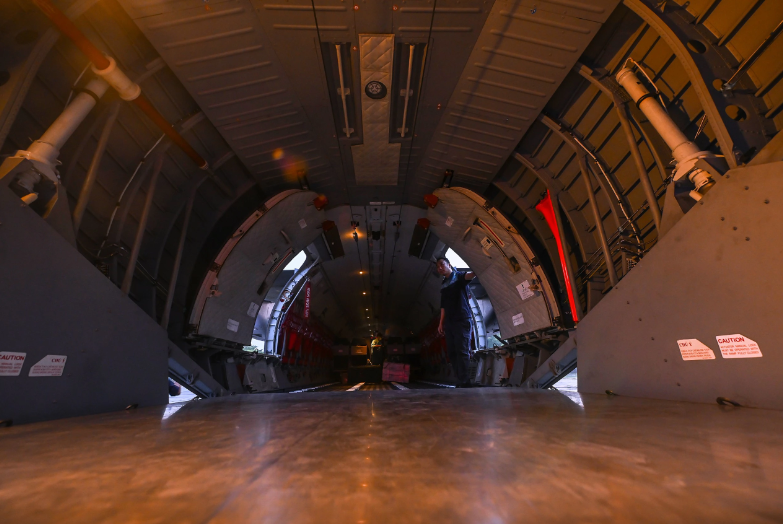 Khoang máy bay được mở và hàng hóa được đưa đưa lên từ tờ mờ sáng. Thông thường nếu đi đường bộ mất khoảng 10 giờ nhưng việc vận chuyển bằng máy bay chỉ mất khoảng một giờ.