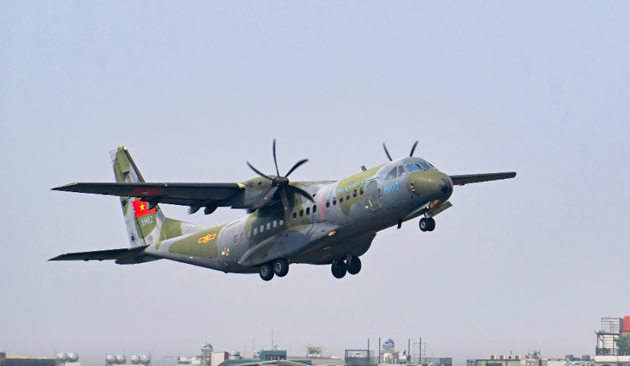 Vận tải cơ C-295 hoàn thành nhiệm vụ vận chuyển quân và thiết bị khi đáp xuống sân bay Gia Lâm.