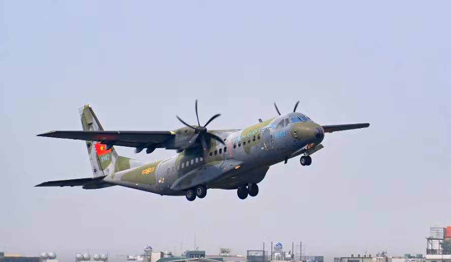 Vận tải cơ C-295 hoàn thành nhiệm vụ vận chuyển quân và thiết bị khi đáp xuống sân bay Gia Lâm.