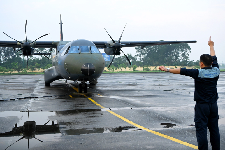 Vận tải cơ C-295 lăn bánh trên đường băng, chuẩn bị cất cánh.