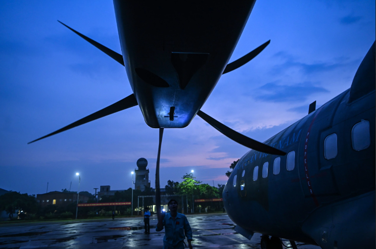 Đúng theo kế hoạch, từ 4h30 ngày 25/4, đội bay có mặt tại sân bay để kiểm tra, làm các thủ tục vận chuyển người, thiết bị bằng máy bay, để đảm bảo an toàn, các kỹ thuật viên soi đèn kiểm tra quanh thân máy bay. Cùng lúc, máy bay sẽ nạp điện và ghi lại các thông số sau khi kiểm tra kỹ thuật.