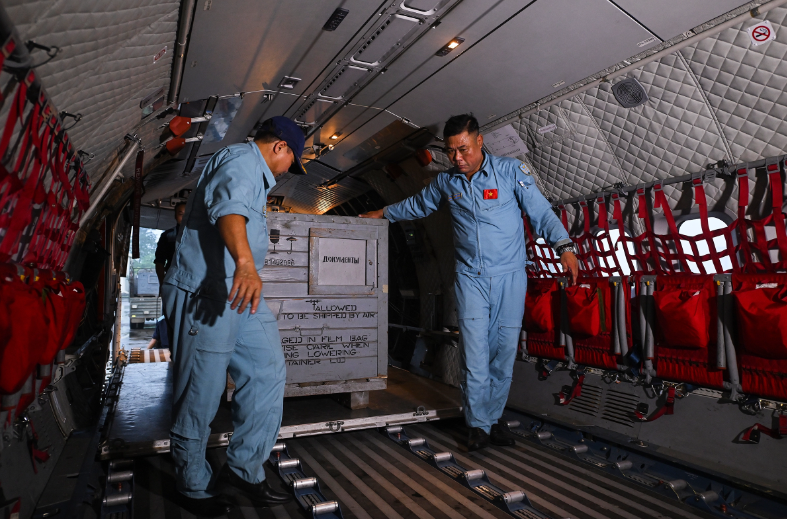 Tại đây, các bộ phận kỹ thuật mặt đất nhanh chóng hỗ trợ tổ bay chuyển trang thiết bị.