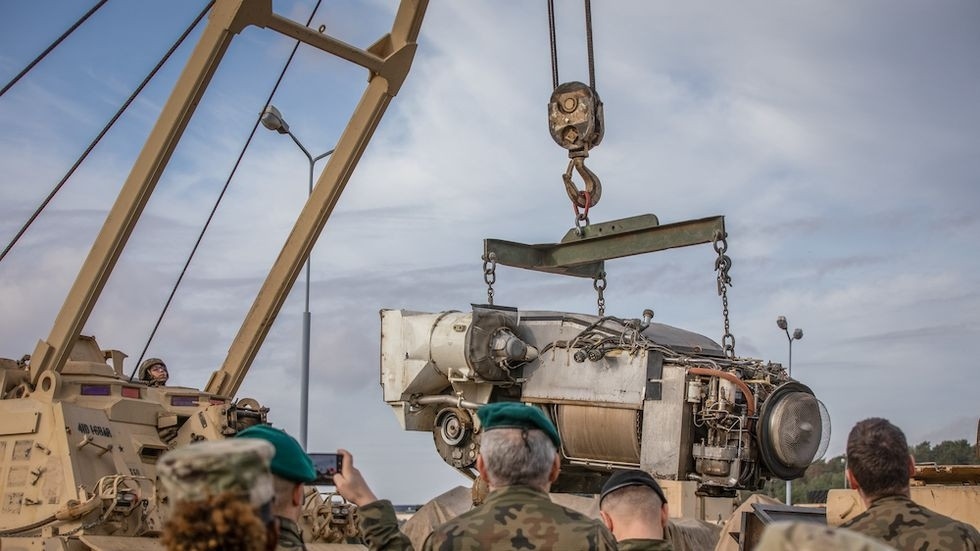 Năm 1961, Quân đội Mỹ triển khai xe cứu hộ bọc thép chuyên dụng M88 Hercules vào môi trường chiến đấu. M88 được thiết kế để hỗ trợ xe tăng, kéo chúng ra khỏi vũng bùn lầy hoặc các chướng ngại vật khác, thậm chí dựng lại những chiếc xe tăng bị lật và quan trọng hơn là đưa xe tăng bị hỏng ra khỏi tiền tuyến đến nơi sửa chữa.