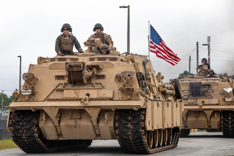 Thứ hai, Mỹ luôn lo ngại trước khả năng Nga tịch thu những chiếc Abrams và khám phá bí mật của nó, theo Popular Mechanic. Quân đội Ukraine được lệnh phá hủy các thiết bị công nghệ cao của phương Tây, chẳng hạn như tên lửa Javelin, nếu chúng có nguy cơ rơi vào tay đối phương.