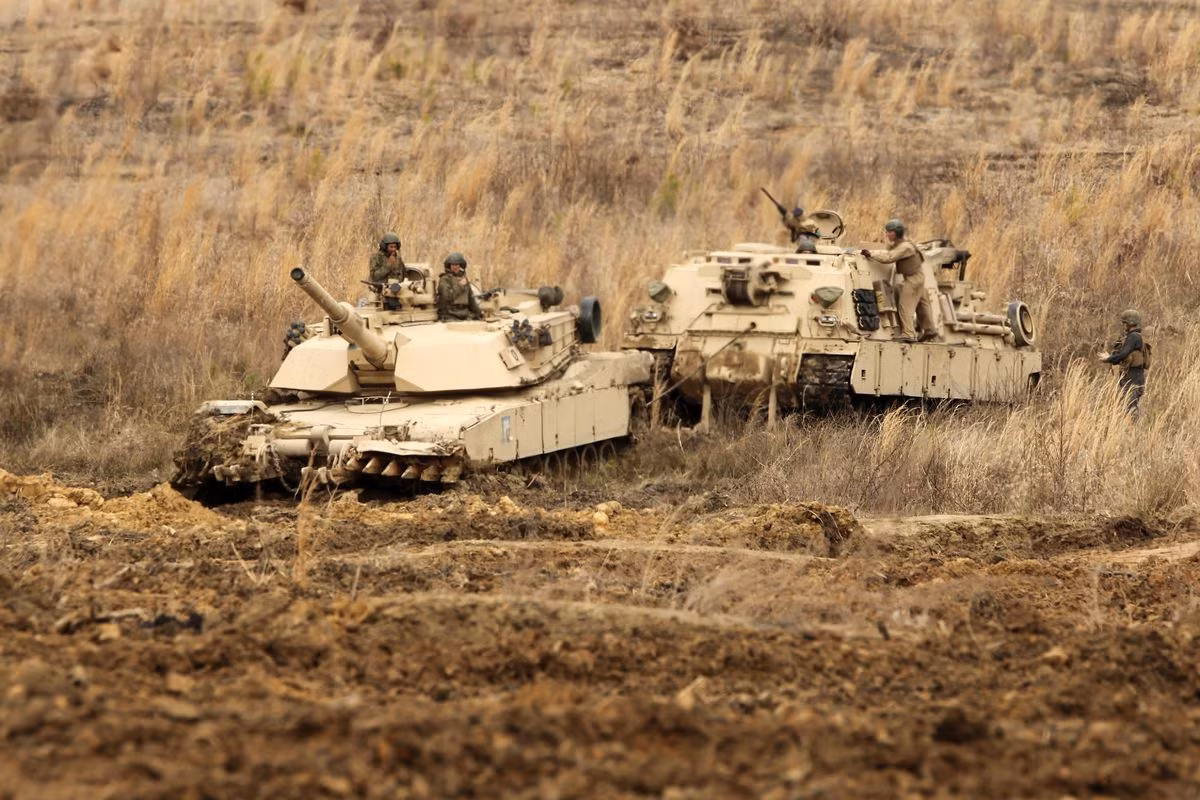 Giới phân tích cho rằng, có 2 lý do khiến Mỹ chuyển giao cho Ukraine 31 xe tăng Abrams kèm 8 xe cứu hộ M88A2. Trước hết, Abrams là phương tiện rất phức tạp. Mặc dù quân đội Ukraine được huấn luyện để vận hành và bảo trì xe tăng nhưng họ lại có rất ít kinh nghiệm. Những chiếc xe tăng bị hư hại hoặc hỏng hóc trên chiến trường, cần rất nhiều thời gian sửa chữa và bảo dưỡng. Chúng cần những kỹ sư có kinh nghiệm để bảo trì và hơn hết, cần được kéo ra chiến trường một cách an toàn.