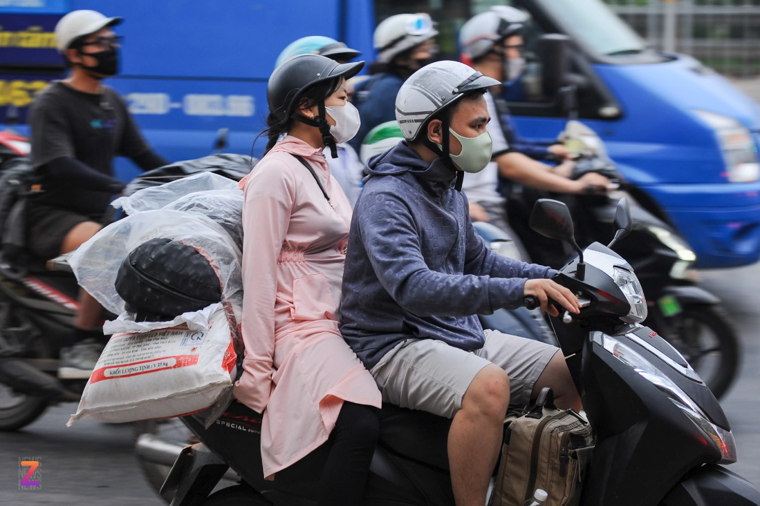 Dòng người di chuyển bằng phương tiện cá nhân, lỉnh kỉnh đồ đạc quay trở lại Hà Nội.