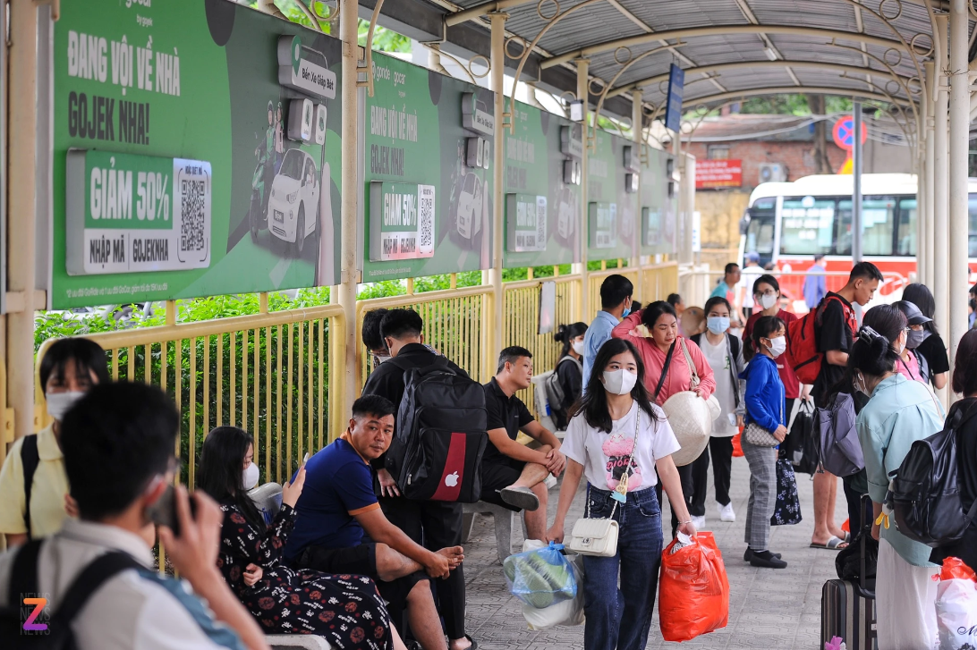 Tại khu vực bến xe Giáp Bát trong chiều 1/5 khá đông đúc, theo một bảo vệ làm nhiệm vụ tại bến xe này, lượng người dân và xe khách đổ về bến đông nhất là vào khung giờ cao điểm chiều.