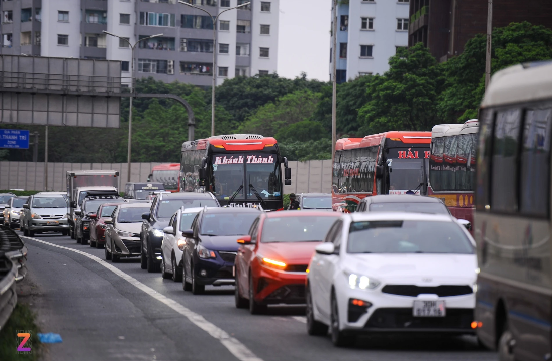 Tình trạng ùn ứ chỉ xảy ra tại lối ra cuối cao tốc Pháp Vân - Cầu Giẽ đoạn chuẩn bị vào nội đô.