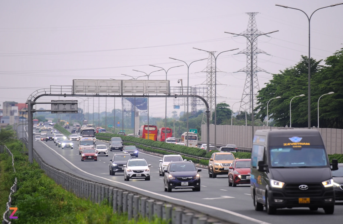 Cao tốc Pháp Vân - Cầu Giẽ thời điểm 16h30, dòng phương tiện bắt đầu đổ về từ trưa và tăng dần về giờ tan tầm.