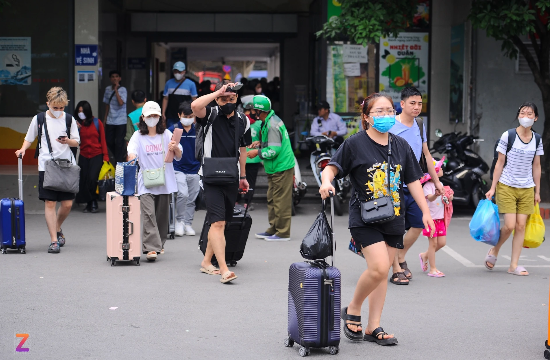 Đại diện Bến xe Giáp Bát cho biết, lượng khách qua bến ngày hôm nay khoảng 17.000 lượt khách. Thời tiết hôm nay mát mẻ hơn những ngày trước đó, nên việc di chuyển của người dân không quá mệt mỏi.