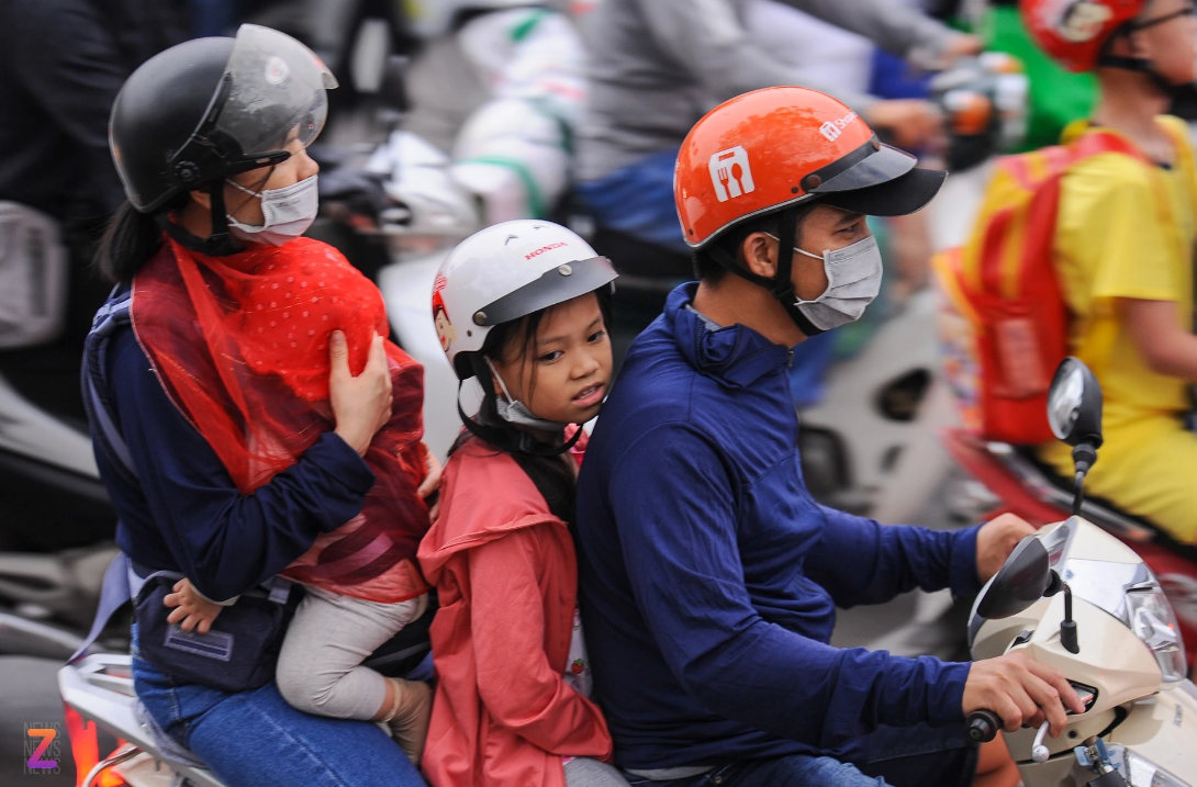 Quãng đường di chuyển xa xôi bằng xe máy khiến nhiều em nhỏ mệt mỏi, ngủ gục trên vai người lớn.