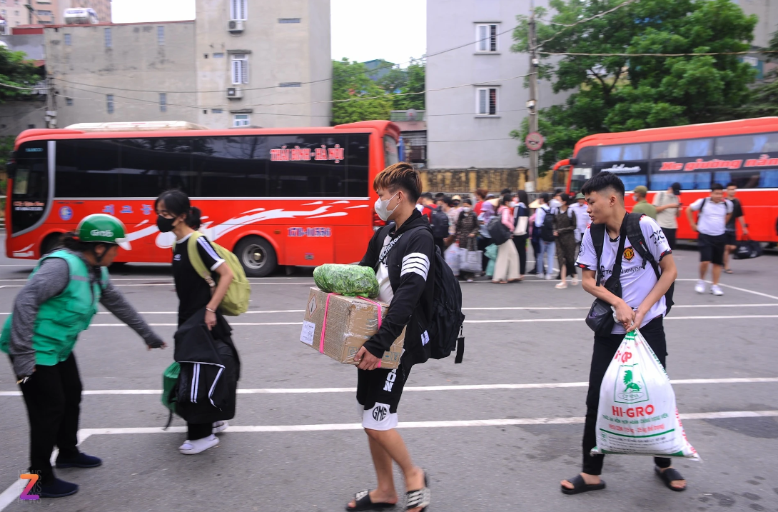 Hình ảnh người dân lỉnh kỉnh đồ đạc với hành lý và các loại "Quà quê" quay lại Hà Nội để tiếp tục công việc, học hành.