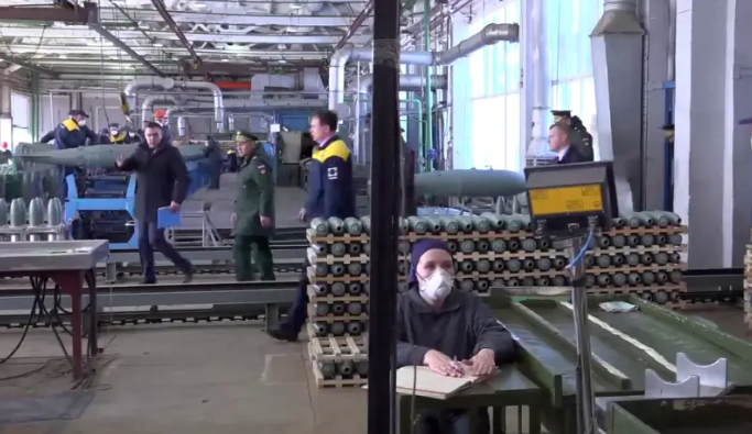 Daily Express bày tỏ lo sợ cho số phận của Ukraine sau lời phát biểu của ông Shoigu. Bài viết cũng nhắc lại những thành công của lực lượng Nga trên hướng Donetsk và khu vực Kharkov trong những ngày qua. Bên cạnh đó, Tổng tư lệnh Lực lượng Vũ trang Ukraine, Tướng Syrsky, cũng thừa nhận những khó khăn trong việc tổ chức phòng thủ, chống lại các cuộc tấn công của Nga, thừa nhận Ukraine đã để mất một số khu định cư ở phía tây thành phố Avdiivka. 