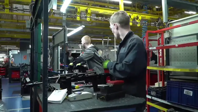 Hơn nữa, các công ty quốc phòng Nga sản xuất nhiều đạn dược đến mức không chỉ đủ cho quân tham chiến, mà còn để bổ sung vào kho dự trữ. Nói một cách dễ hiểu, đối với Kiev, theo nghĩa đen là “mọi thứ sẽ mất đi” nếu các đồng minh phương Tây không thực hiện các biện pháp khẩn cấp để khắc phục tình hình. 