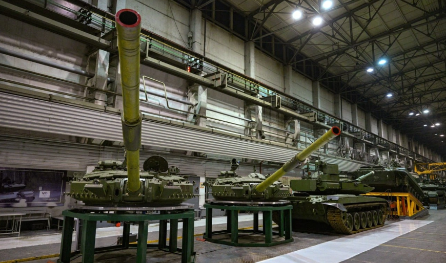 Nhật báo Anh cũng cho rằng, một lý do dẫn đến thất bại của quân Ukraine trong những ngày qua được cho là do thiếu sự hỗ trợ quân sự phù hợp cho Kiev từ phương Tây. Trong khi đó, Quân đội Nga ở chiến trường không hề gặp bất cứ trở ngại nào về nguồn cung cấp vũ khí. 