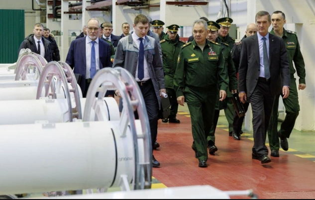 Daily Express dẫn lời Bộ trưởng Quốc phòng Nga Sergei Shoigu phát biểu ngày 1/5 tại cuộc họp ở Quân khu phía Bắc: “Để duy trì nhịp độ tiến công cần thiết và bảo đảm tăng cường sức mạnh chiến đấu của các cụm quân cho các hoạt động tiếp theo, cần tăng số lượng và chất lượng vũ khí, trang thiết bị quân sự cung cấp cho quân đội, trước hết là vũ khí hủy diệt”. 