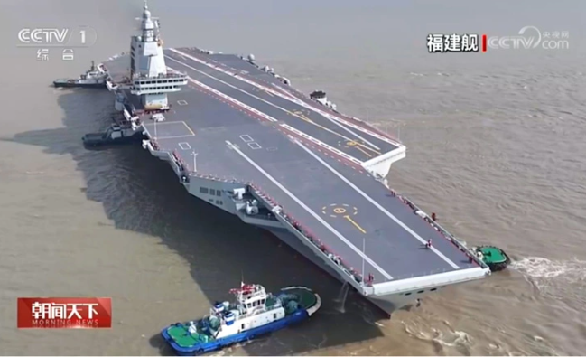 Trước đó, ngày 16/4, trang Bulgarian Military đã đưa ra phỏng đoán về cuộc thử nghiệm sắp diễn ra của tàu sân bay Phúc Kiến thông qua những hình ảnh về một tàu sân bay khổng lồ nặng 80.000 tấn xuất hiện trên mạng xã hội Trung Quốc. Những bức ảnh cho thấy, công việc sơn boong trên tàu Phúc Kiến dường như đã hoàn tất, với những đường chỉ dẫn rõ ràng, khu vực đậu xe được chỉ định, các điểm cất hạ cánh được đánh dấu.