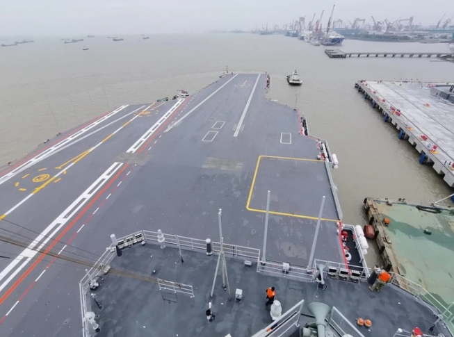 Các nhà phân tích cho rằng khả năng của Phúc Kiến phóng các máy bay chiến đấu lớn hơn mang theo lượng đạn lớn hơn tới khoảng cách xa hơn sẽ giúp tàu sân bay này có phạm vi chiến đấu lớn hơn so với các tàu sân bay tiền nhiệm trong hạm đội Trung Quốc, mang lại cho hải quân nước này khả năng hoạt động trên các vùng biển xa.