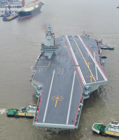 Tính năng chính của Phúc Kiến là hệ thống máy phóng điện từ cho phép nó phóng các máy bay lớn hơn và nặng hơn so với Sơn Đông và Liêu Ninh, vốn sử dụng phương pháp phóng kiểu nhảy cầu.