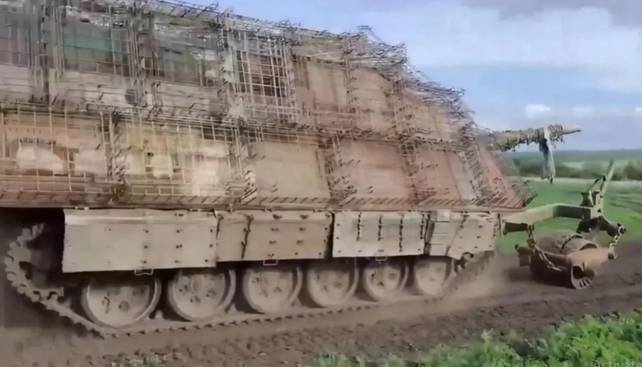 Theo nhà báo Đức Julian Roepcke, chiếc xe tăng rùa có biệt danh là “Sa hoàng nghiền nát” đã góp phần tạo nên thành công cho một cuộc đổ bộ của lực lượng tấn công Nga ở ngoại ô Krasnogorovka.