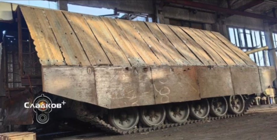 Trong khi đó, kênh tin tức The War Zone (TWZ) cho hay, ngoài lồng bảo vệ, "xe tăng rùa" ông Roepcke đề cập còn được trang bị "thiết bị gây nhiễu tác chiến điện tử không người lái đa hướng với 8 ăng-ten”. Thiết kế này ngày càng phổ biến trên các xe tăng và xe bọc thép khác của Nga.