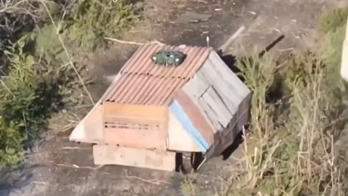 Những chiếc xe bọc thép có lồng bảo vệ, còn được gọi là "xe tăng rùa" này, được thiết kế đặc biệt để chống chịu tốt trước sự bắn phá của các UAV cảm tử góc nhìn thứ nhất (FPV). (Nguồn ảnh: PoliticsWWWeb, Military Summary, TASS)