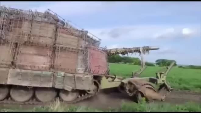 Ông Roepcke đã chia sẻ một đoạn video quay cảnh giao tranh, cho thấy xe tăng rùa của quân Moscow đang tiến về phía trước bất chấp nỗ lực ngăn chặn của binh lính Kiev. Nhà báo này thừa nhận chiếc xe tăng đặc biệt của Nga "không hề hấn gì" trước sự ứng phó của “lực lượng phòng thủ Ukraine”.