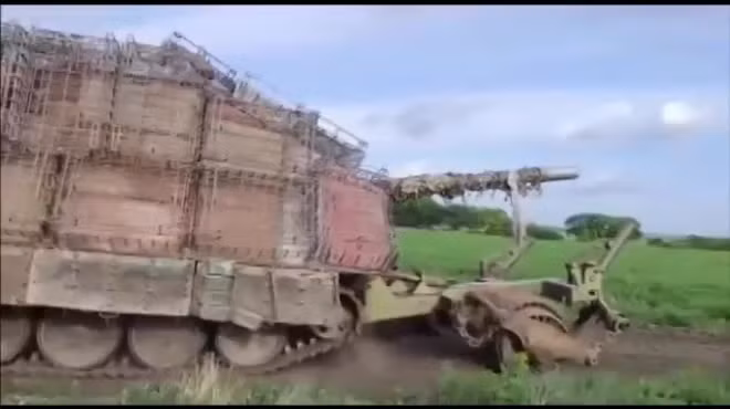 Ông Roepcke đã chia sẻ một đoạn video quay cảnh giao tranh, cho thấy xe tăng rùa của quân Moscow đang tiến về phía trước bất chấp nỗ lực ngăn chặn của binh lính Kiev. Nhà báo này thừa nhận chiếc xe tăng đặc biệt của Nga "không hề hấn gì" trước sự ứng phó của “lực lượng phòng thủ Ukraine”.