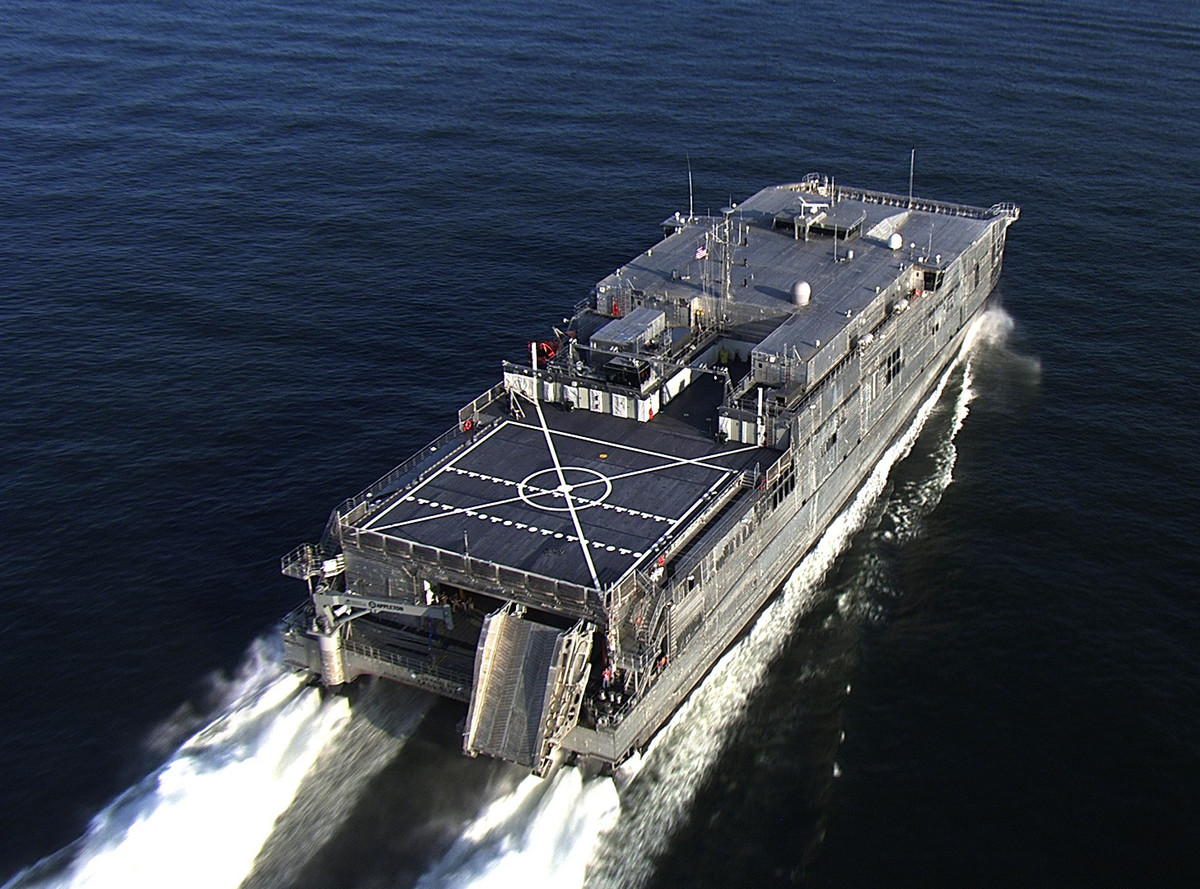 Tàu được trang bị 4 động cơ Diesel MTU cho phép chúng chạy với tốc độ 70-80km/h.