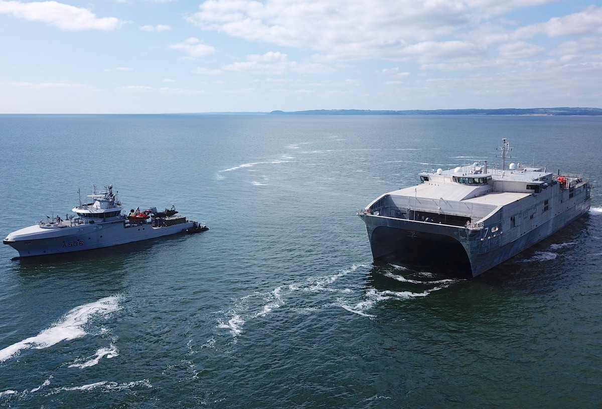 Trên tàu còn thiết kế sàn đáp trực thăng, nhờ vậy tàu có thể triển khai được trực thăng săn ngầm MH-60 Seahawk.