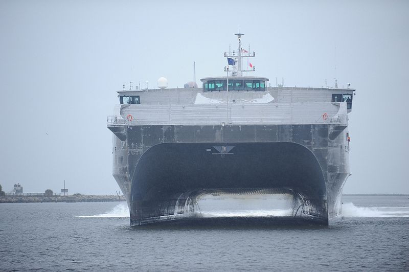 "Chúng tôi có quan hệ rất đặc biệt với Brunei vì đã làm việc cùng quân đội hoàng gia nước này trong hơn 50 năm qua. Chúng tôi chia sẻ quan hệ đối tác toàn diện đặc biệt được xây dựng dựa trên niềm tin và cam kết sẽ tiếp tục huấn luyện trong các tình huống hàng hải khác nhau", chỉ huy liên đội khu trục hạm 7, đại tá Matthew Jerbi, cho biết.