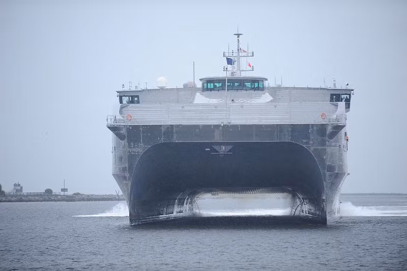 "Chúng tôi có quan hệ rất đặc biệt với Brunei vì đã làm việc cùng quân đội hoàng gia nước này trong hơn 50 năm qua. Chúng tôi chia sẻ quan hệ đối tác toàn diện đặc biệt được xây dựng dựa trên niềm tin và cam kết sẽ tiếp tục huấn luyện trong các tình huống hàng hải khác nhau", chỉ huy liên đội khu trục hạm 7, đại tá Matthew Jerbi, cho biết.