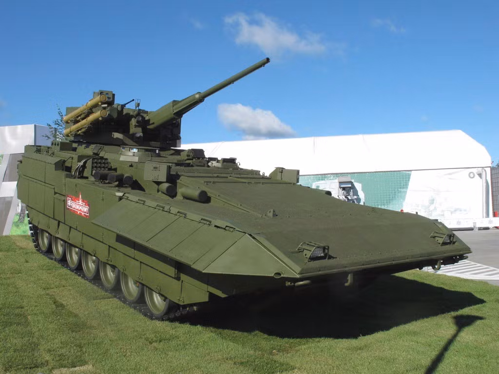 Trên nóc xe được bố trí một tháp vũ khí điều khiển từ xa Epoch và hai bên tháp mỗi bên lắp một thùng chứa 2 tên lửa chống tăng được dẫn bằng lade Kornet-EM.