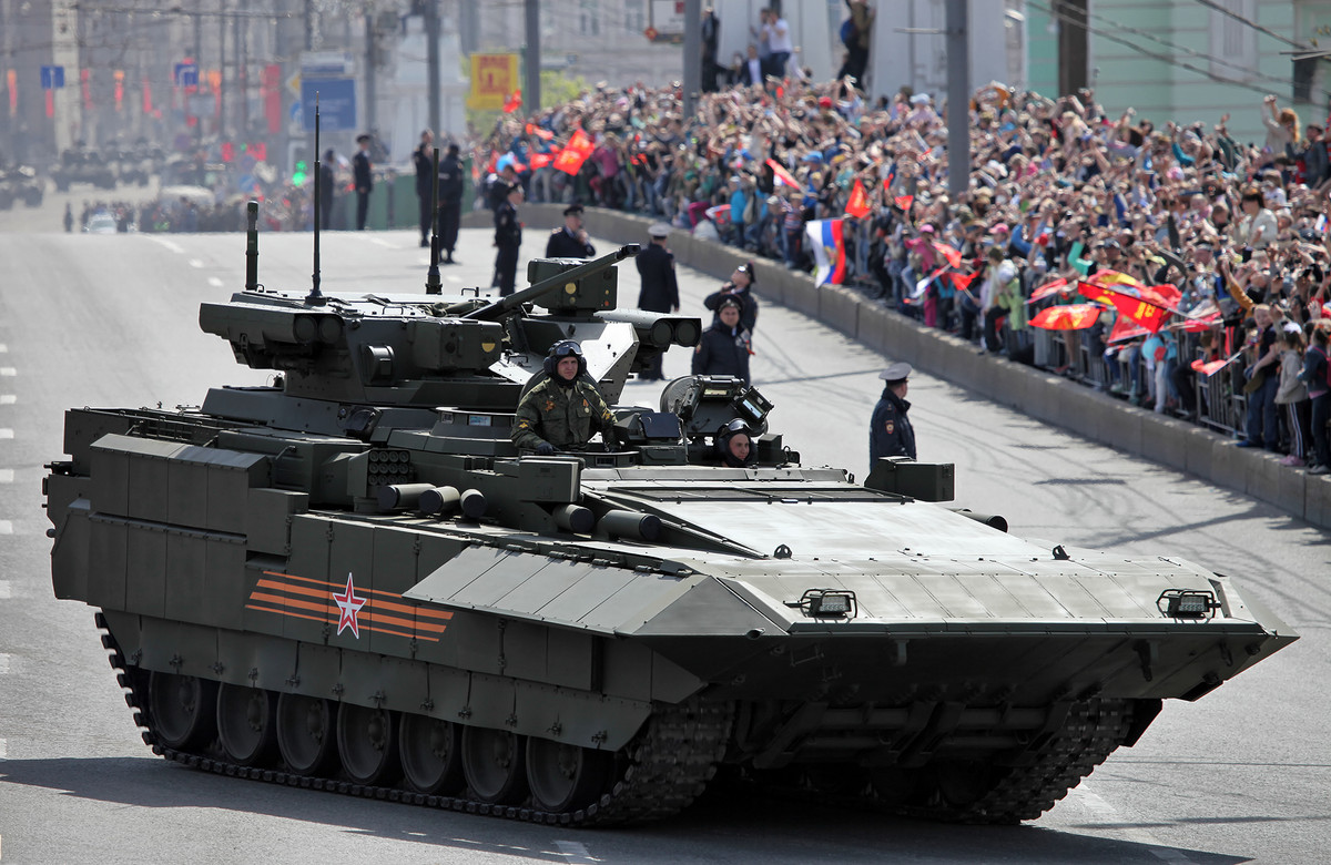 Xe thiết giáp chiến đấu bộ binh hạng nặng HIFV T-15 ( T-15 Armata) là sản phẩm của quá trình nỗ lực hiện đại hóa lực lượng tăng thiết giáp của Lục quân Nga. Mẫu xe này có nhiều điểm tương đồng với xe tăng chiến đấu hạng nặng HIFV Namer của Ixraen.