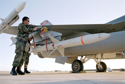 Nhưng kể cả có trang bị tên lửa AGM-88, liệu F-35 có cơ hội chiến thắng hệ thống S-400 hay không, khi tên lửa chống radar AGM-88 chỉ có tầm bắn tối đa là 80 km và tốc độ tối đa khoảng Mach 2,9?