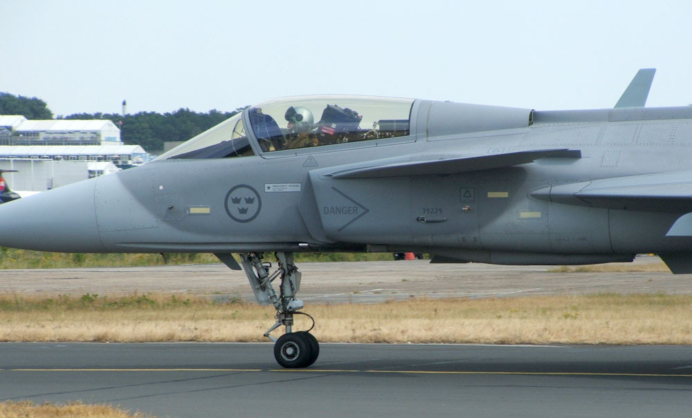 Sau năm 2020, các đơn đặt hàng mới cho JAS-39 sẽ không vượt quá 50 chiếc, với sản lượng như vậy, dây chuyền sản xuất sẽ sớm bị đóng cửa; do vậy, các nhà lãnh đạo của Saab đã quyết định phát triển một loại máy bay chiến đấu thế hệ 5, dựa trên nền tảng máy bay JAS-39 rất thành công trước đó với tên gọi FS-2020.