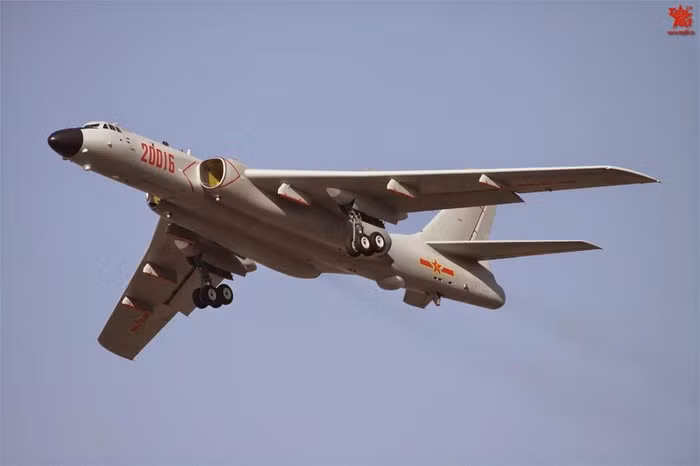 Với tải trọng và tầm bay của H-6, loại máy bay này chưa thể sánh được với những loại máy bay ném bom chiến lược thế hệ cũ của Mỹ như B-52 hay B-1B; thậm chí tải trọng và tầm hoạt động của H-6 chỉ tương đương máy bay chiến đấu F-15 của Không quân Mỹ mà thôi.