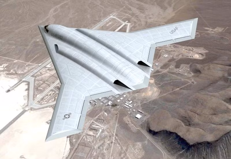 Hiện nay Trung Quốc cũng đã khởi động chương trình chế tạo máy bay ném bom chiến lược tàng hình H-20, tuy nhiên dự án mới chỉ trên giấy, trong khi đó Mỹ đã có 3 loại máy bay ném bom chiến lược; với việc đưa máy bay B-21 vào biên chế, khoảng cách giữa 2 lực lượng máy bay ném bom chiến lược của Mỹ và Trung Quốc ngày càng bị nới rộng và khó có khả năng san lấp đầy.