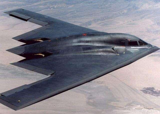 Trong tương lai, máy bay ném bom chiến lược tàng hình B-21 có số lượng đến 200 chiếc; sẽ cùng với máy bay ném bom chiến lược tàng hình B-2, làm nòng cốt xây dựng lực lượng tấn công chiến lược trên không của Mỹ.