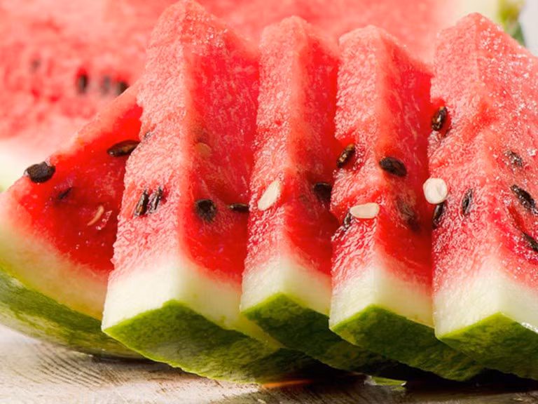 Dưa hấu có khả năng thanh lọc cơ thể, lợi tiểu và hỗ trợ chữa bệnh viêm loét dạ dày cùng huyết áp thấp. Ảnh: thanhnien.