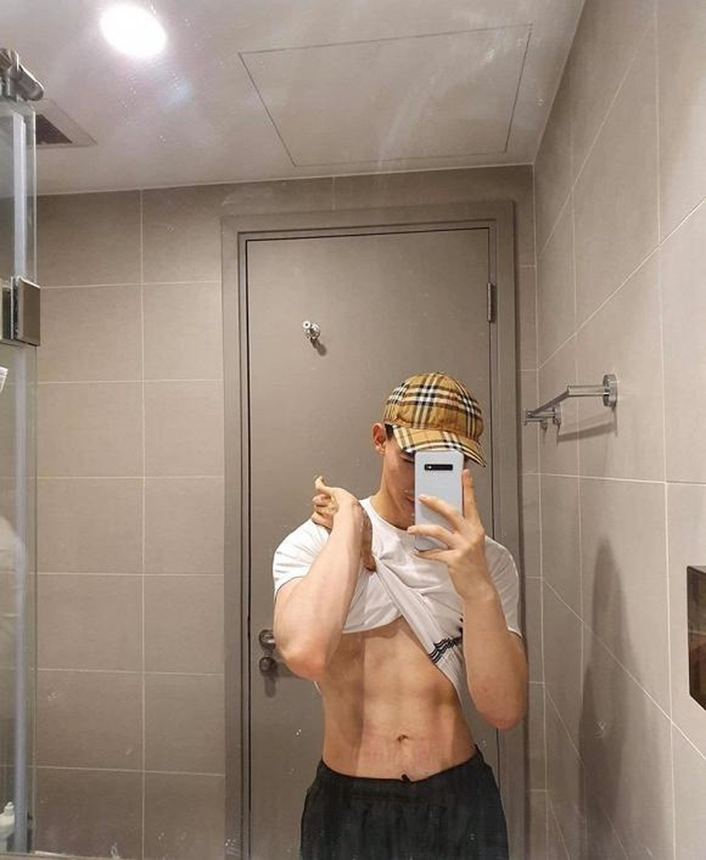 Erik vạch áo khoe body săn chắc. Ảnh:yan.