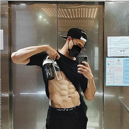 Vĩnh Thụy quyến rũ trong shoot ảnh đeo khẩu trang, khoe body trong thang máy. Ảnh: vietgiaitri.