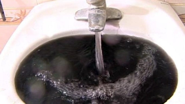 Người bị ngộ độc mãn tính do tích lũy những liều lượng nhỏ asen trong thời gian dài có các triệu chứng như mặt xám, tóc rụng, viêm dạ dày và ruột, đau mắt, đau tai,...Ảnh: moitruong.